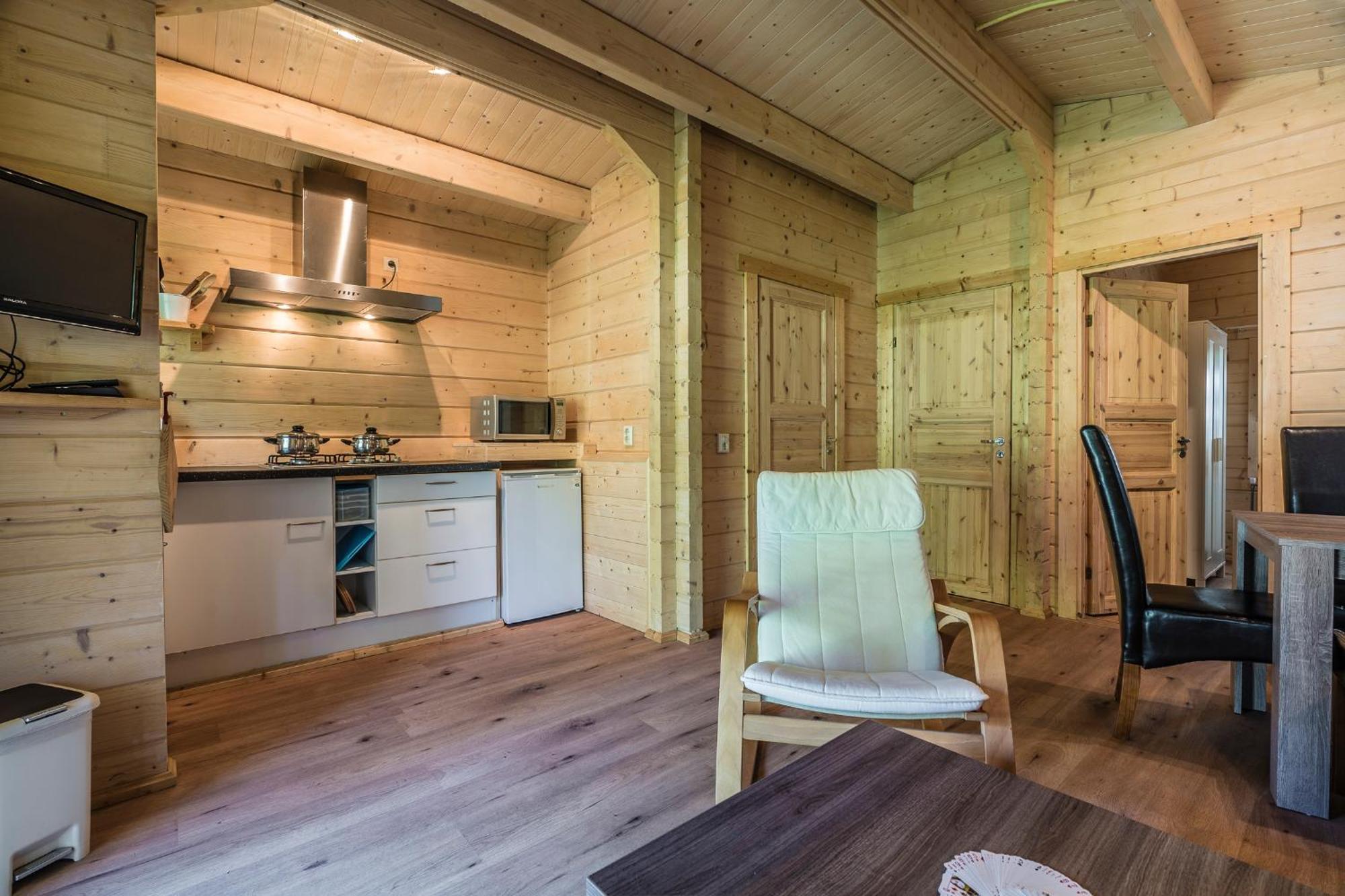 Camping Het Bosbad Emmeloord Ruang foto